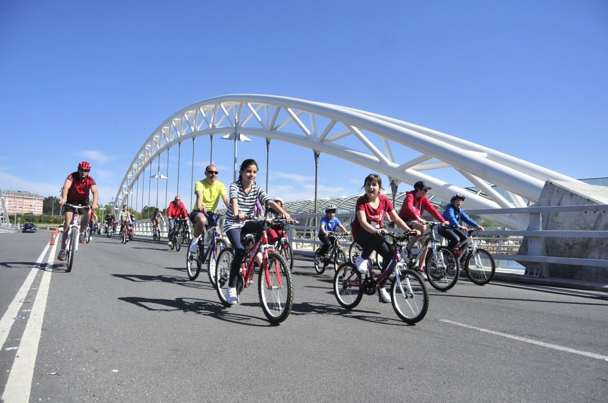 Participantes de la quinta edición de la pedalada popular de Pontevedra