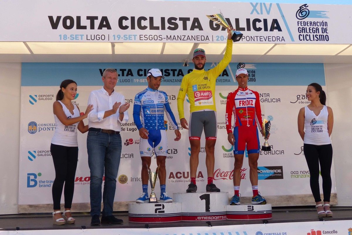 Podium final de la Volta a Galicia con Pedro Merino (Super Froiz) tercero