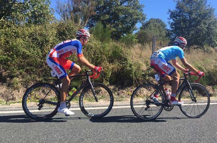 José Luis Mariño (izquierda) y Roberto Mediero durante su escapada en la Volta a Galicia