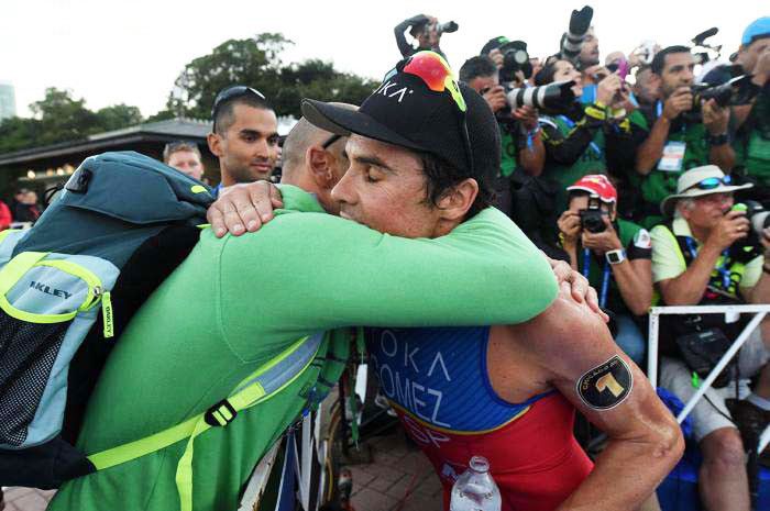 Gómez Noya, celebrando o seu quinto triunfo nas Series Mundiais de tríatlon