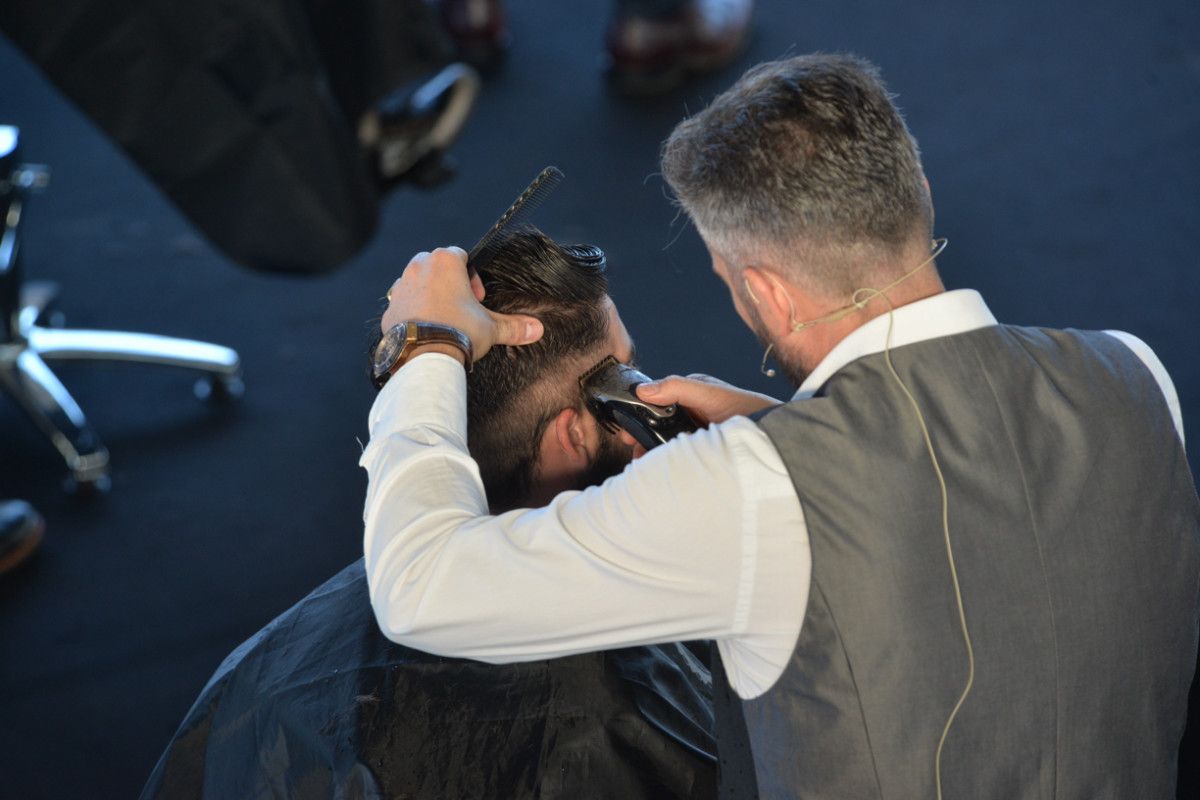 Exhibición de técnicas de barbería en el marco de la feria Expobeauty