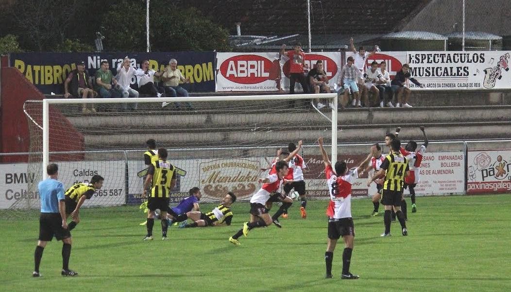 Os xogadores do Arosa celebran o gol que lles deu a vitoria fronte ao Ribadumia na Lomba