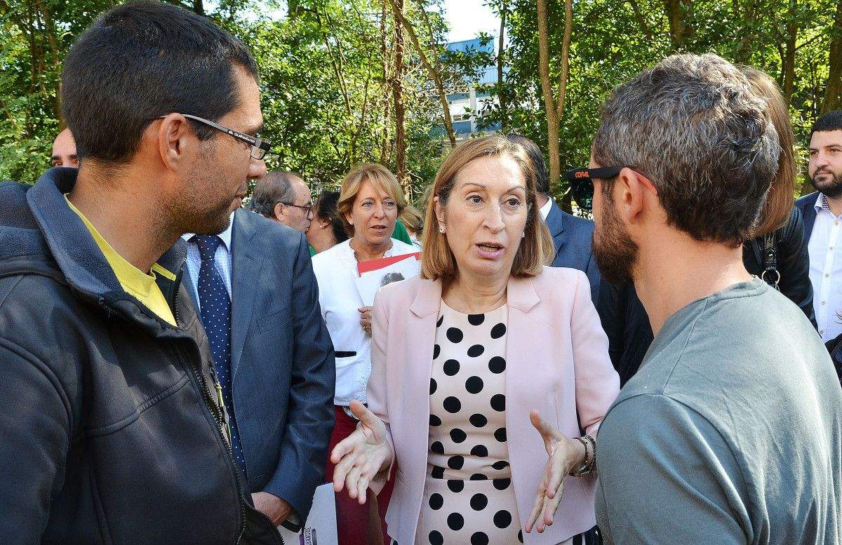 Representantes de Masa Crítica falando coa Ministra de Fomento