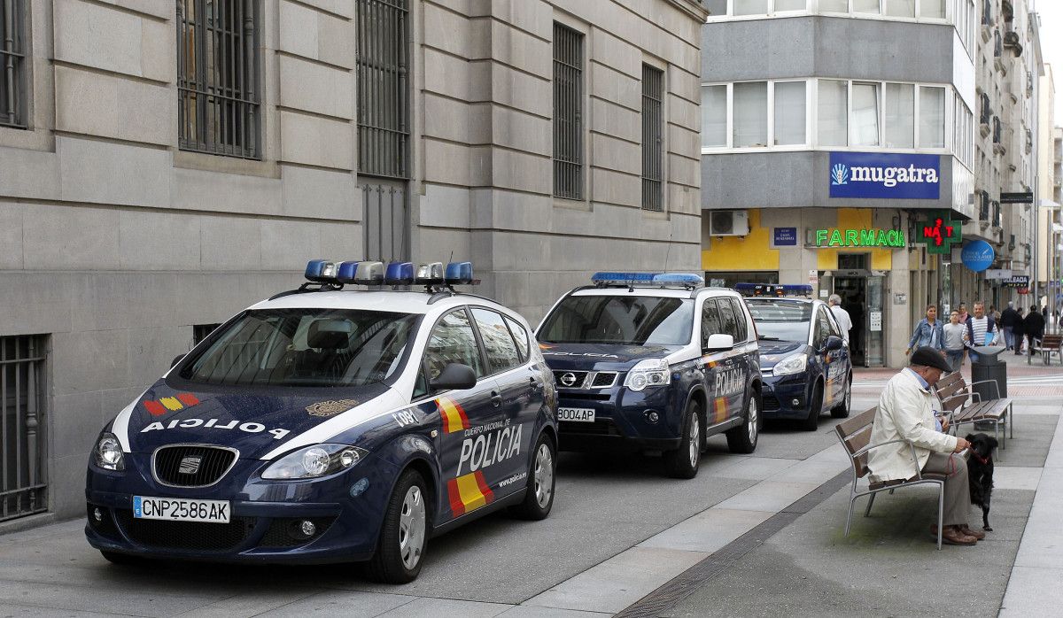 Coches de la Policía Nacional delante de la Audiencia de Pontevedra