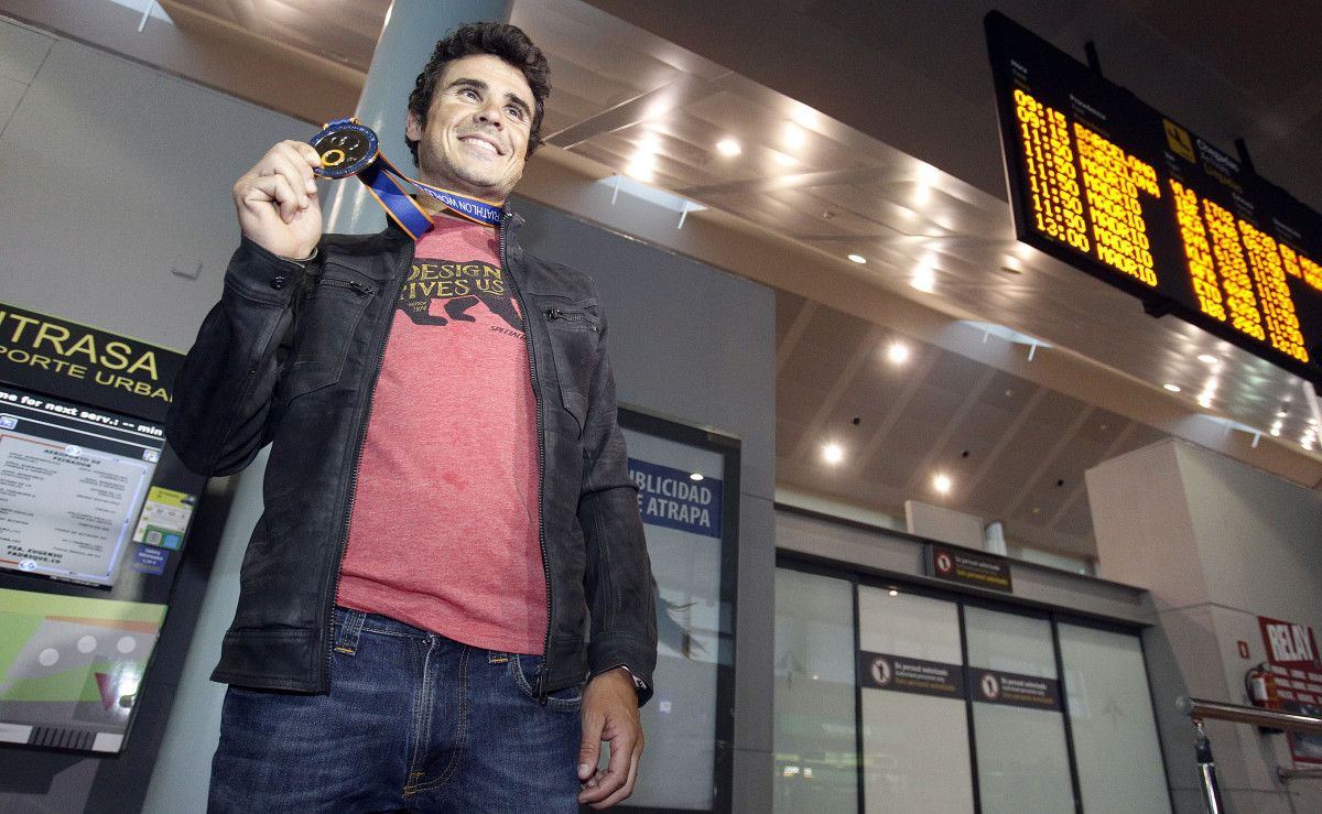 Chegada de Javi Gómez Noya ao aeroporto de Peinador