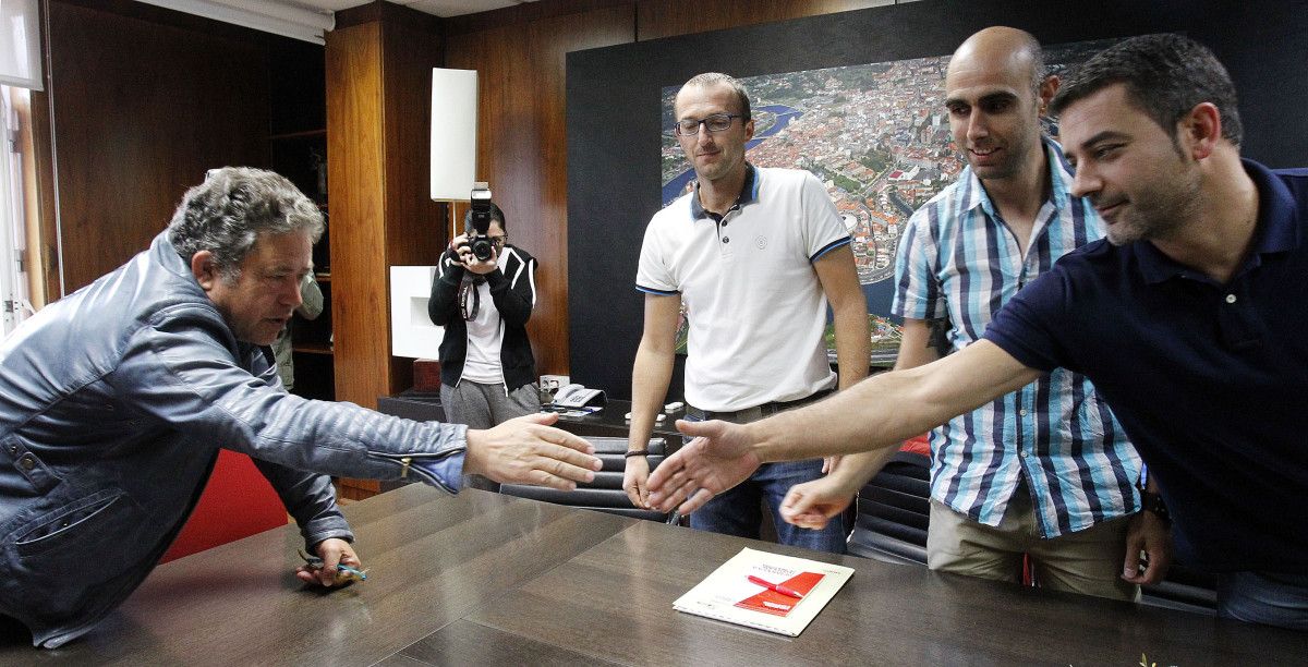 O alcalde de Pontevedra saúda os membros do comité de empresa de Elnosa