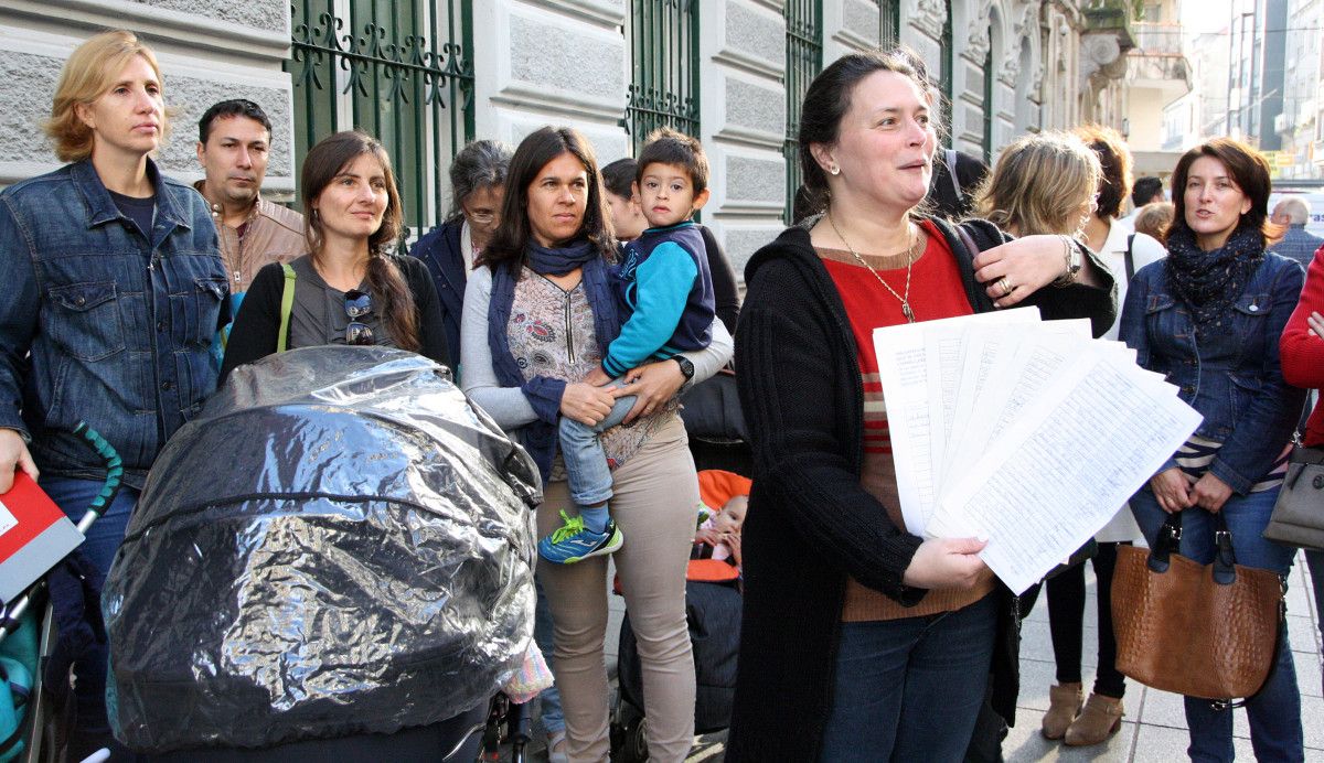Madres y padres del CEIP Barcelos antes de presentar el escrito de protesta en el registro municipal