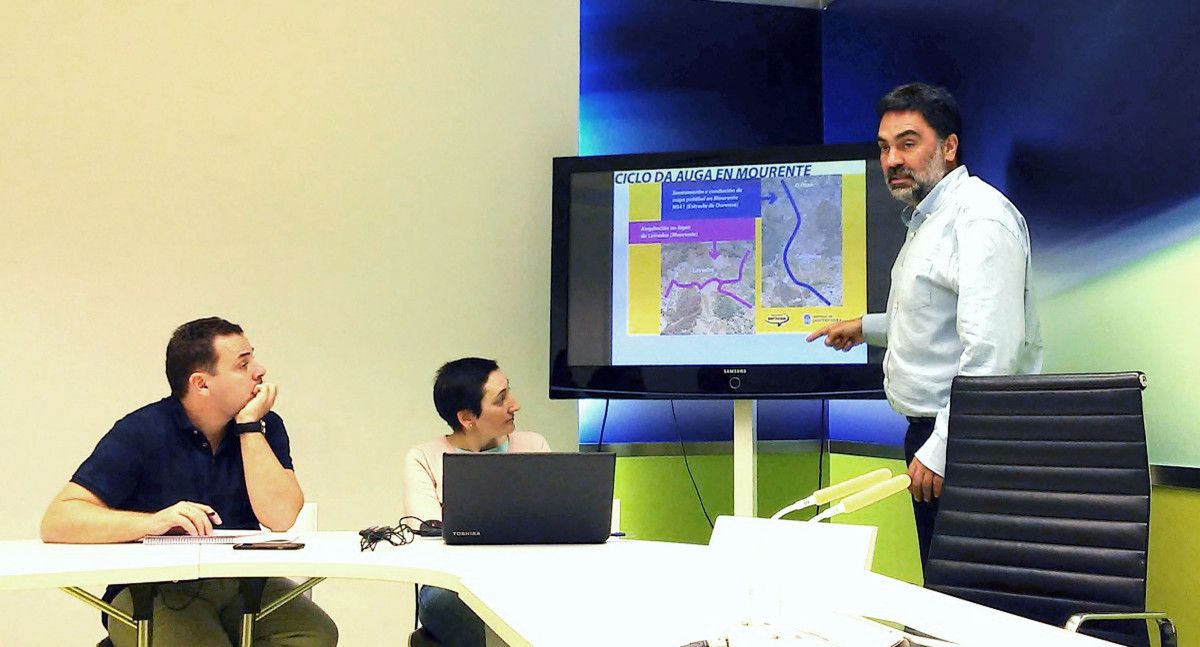 El concejal Demetrio Gómez explica el saneamiento de Mourente