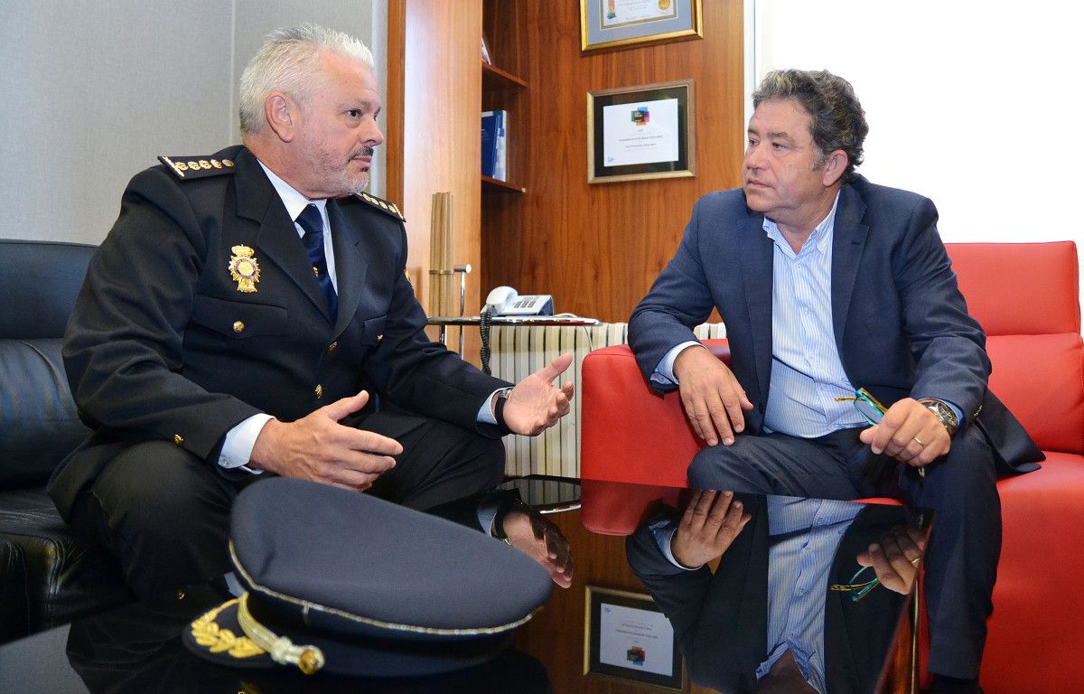 El comisario de la Policía Nacional en Pontevedra, Manuel Bouzas, se entrevista con el alcalde de Pontevedra, Miguel Anxo Fernández Lores