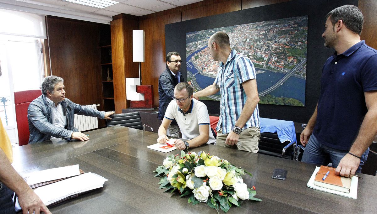 Fernández Lores reunido con representantes do comité de empresa de Elnosa