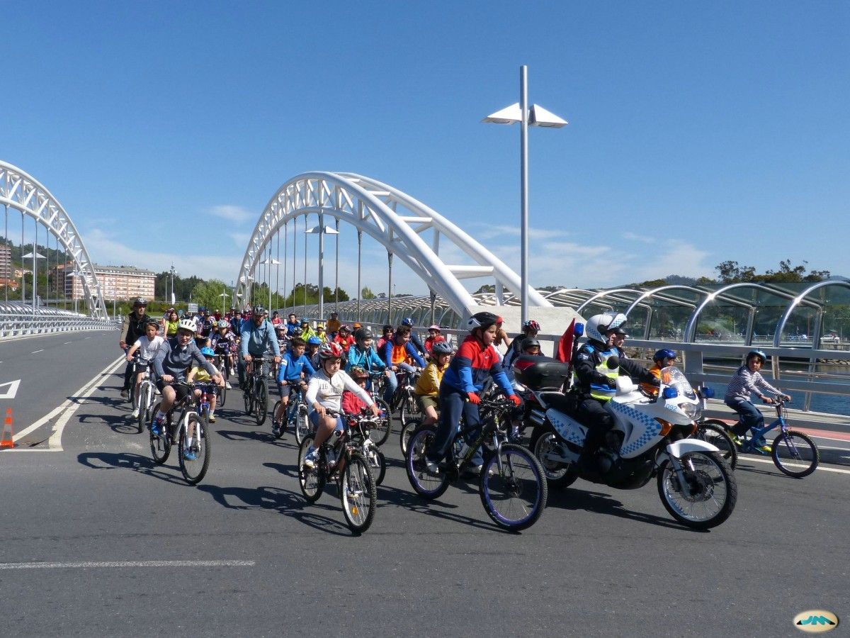 Imagen de participantes en el Puente de As Correntes