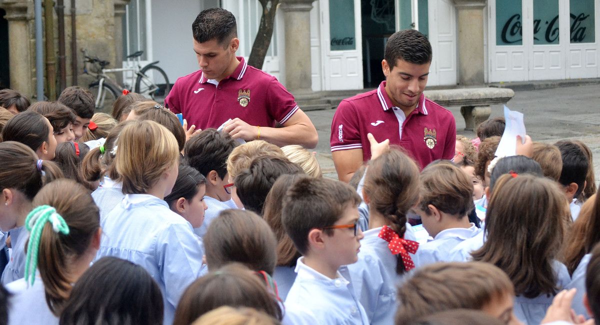Visita de xogadores do Pontevedra aos colexios San José e Barcelos