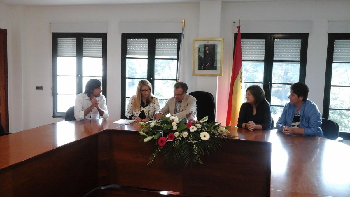 Firma do convenio entre o Concello de Portas e a UNED