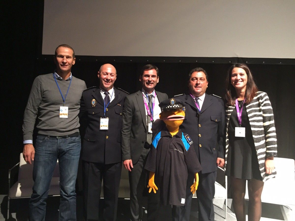 Entrega de los premios Fesvial a los policías Ángel Ruibal y Abelardo Martínez