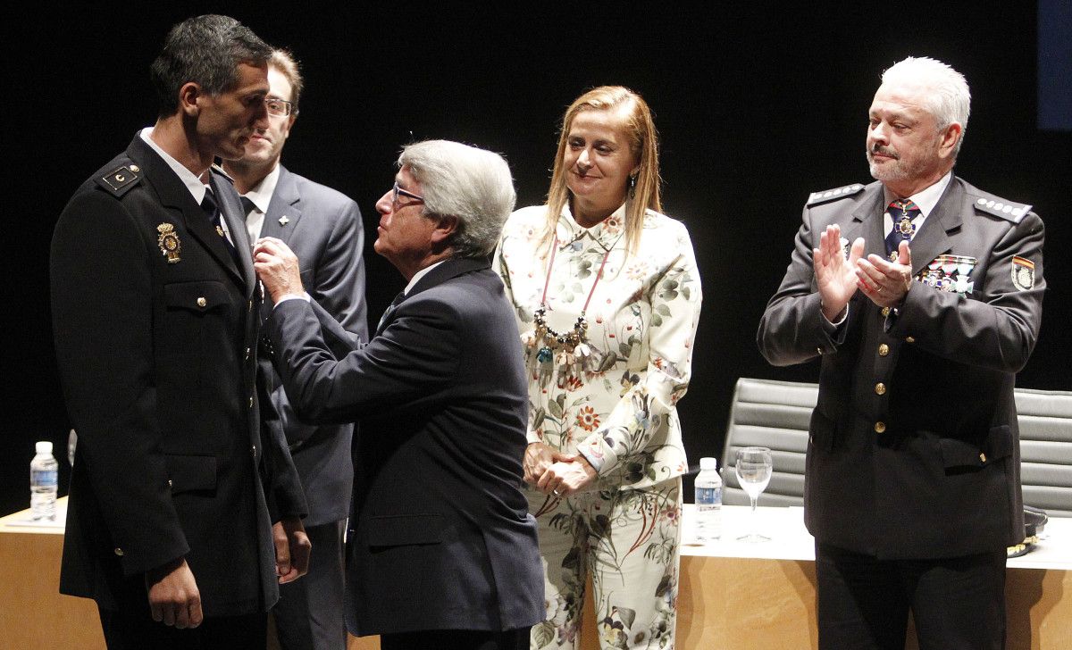 Óscar Graña (izquierda) homenajeado en el acto de celebración del Día de la Policía 2015