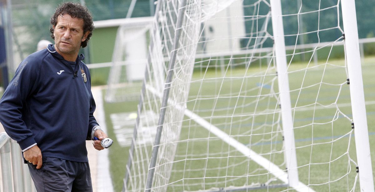 Luisito durante un adestramento do Pontevedra en Príncipe Felipe
