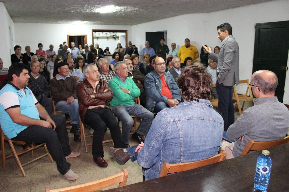 El alcalde de Ponte Caldelas, Andrés Díaz, reunido con los vecinos de A Reigosa