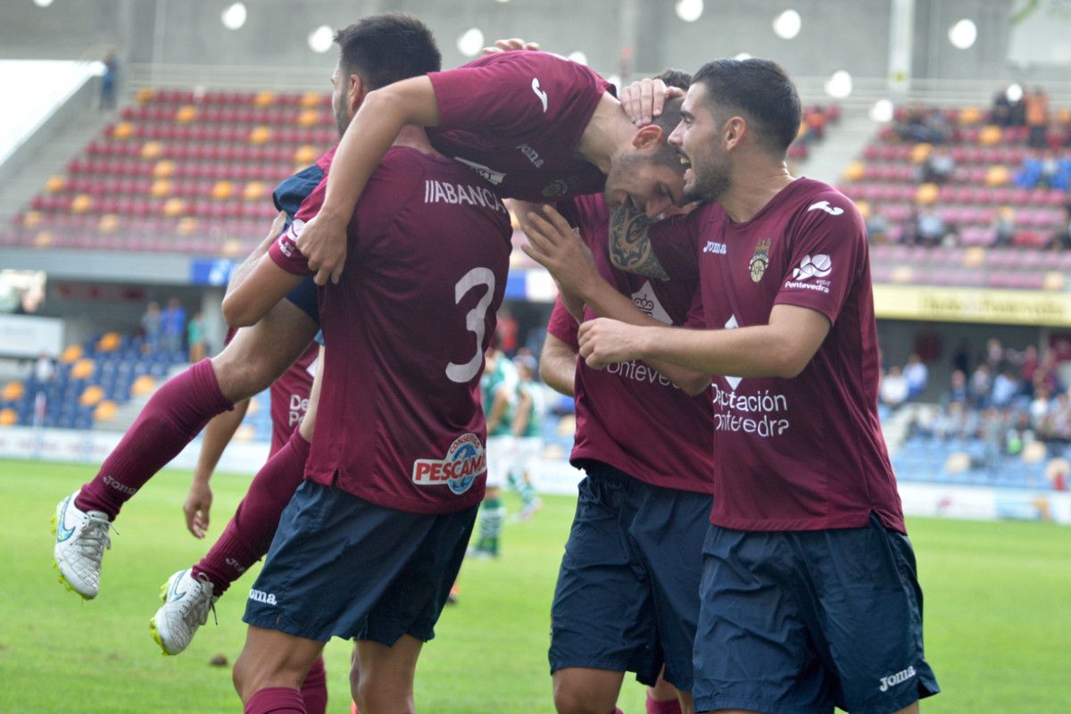 Los jugadores del Pontevedra celebran uno de los goles conseguidos ante el Coruxo en Pasarón Los jugadores del Pontevedra celebran uno de los goles conseguidos ante el Coruxo en Pasarón