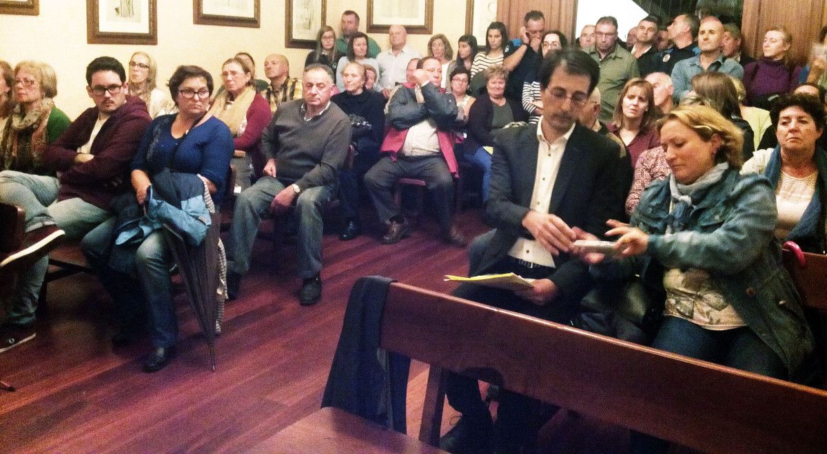 Vecinos del edificio Pintos en el pleno de Bueu 