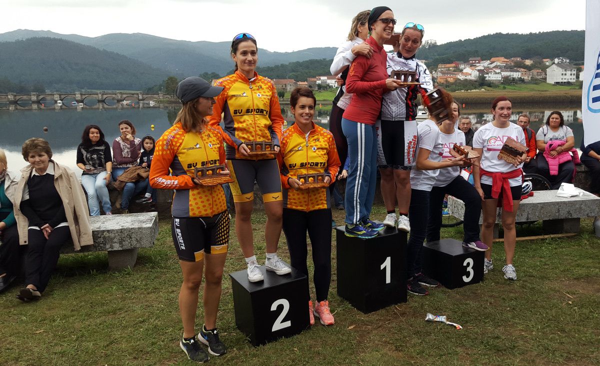 Equipo femenino del GV Sports (izquierda) en el podio de Ponte Nafonso