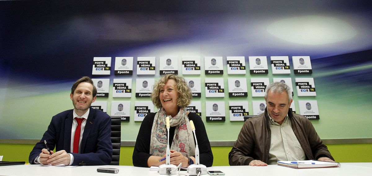 Manuel Álvarez, Carmen Fouces y Juan Pérez, en la sala de prensa del Concello