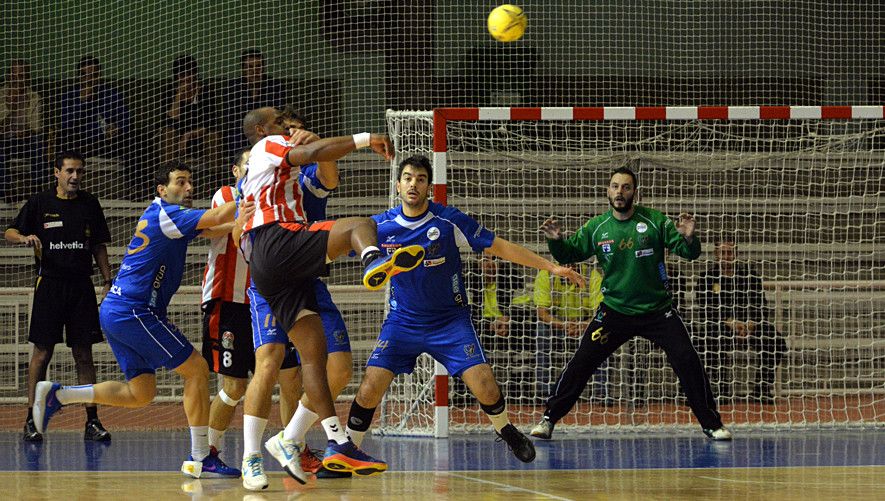Acción de defensa do Teucro durante o partido ante o Puerto Sagunto