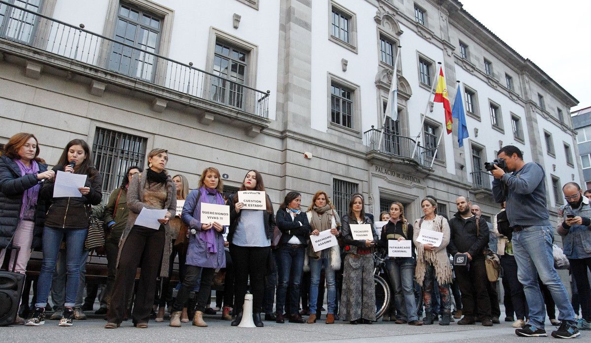 Concentración contra a violencia machista ante a Audiencia logo da morte dunha muller en Vigo