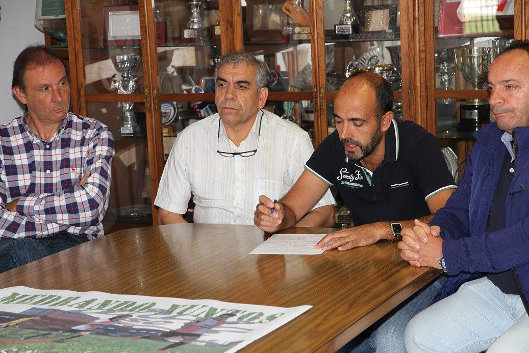 Directiva do Arosa na presentación da escola deportiva