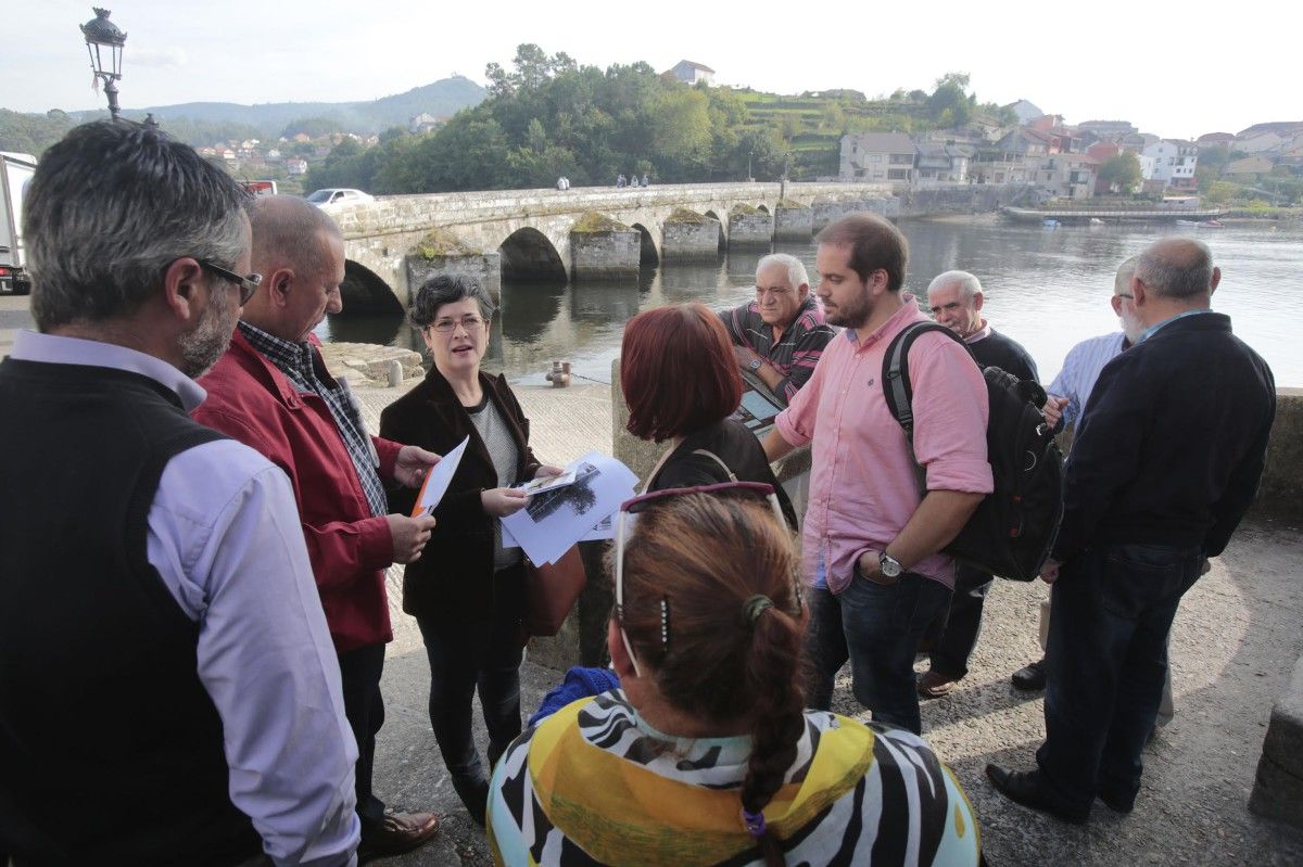 Dirixentes do PSdeG-PSOE diante da ponte medieval de Ponte Sampaio