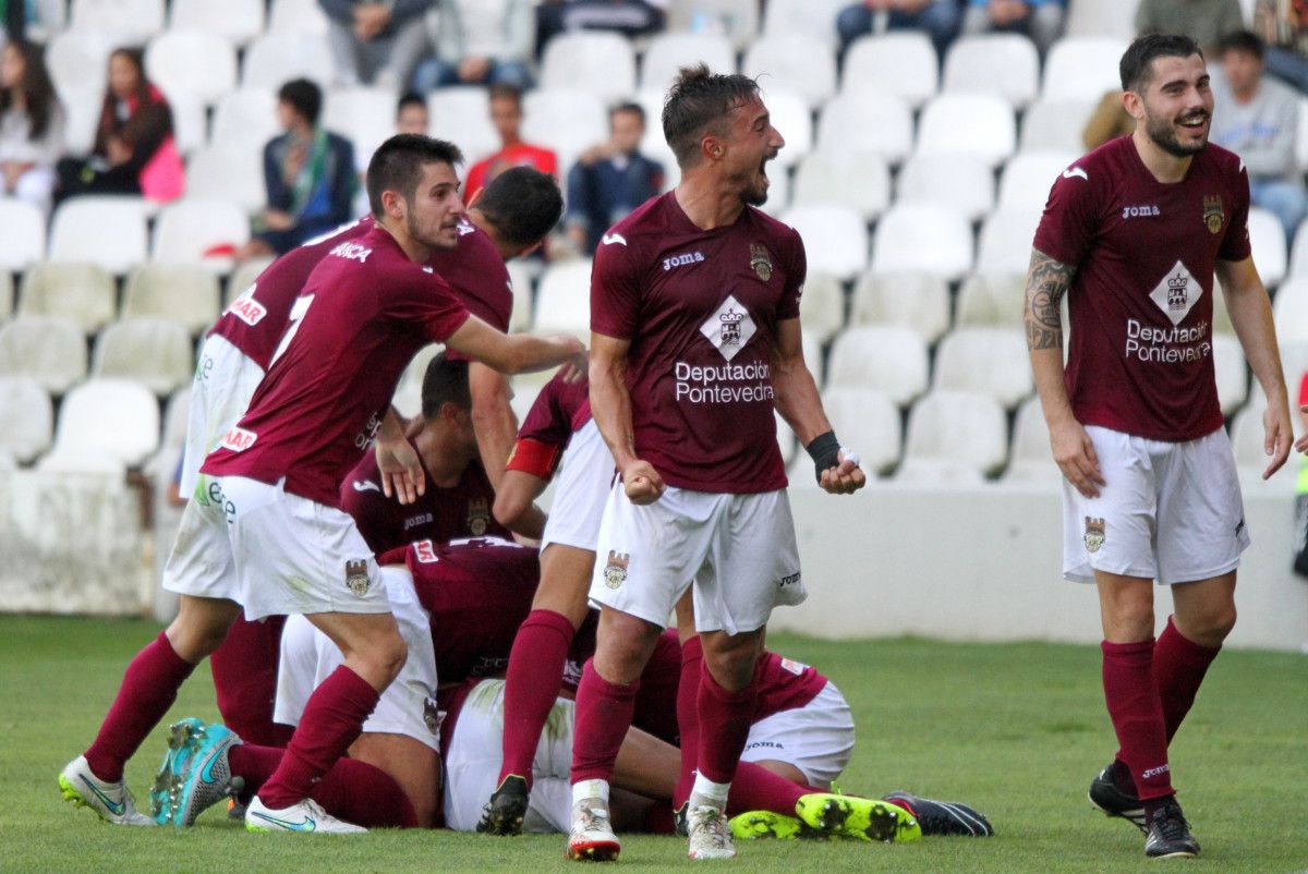 Los jugadores del Pontevedra celebran uno de los goles ante el Real Racing Club en El Sardinero Los jugadores del Pontevedra celebran uno de los goles ante el Real Racing Club en El Sardinero