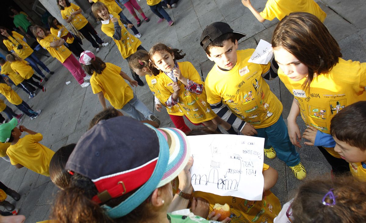 Un centenar de niños participaron en la actividad 'Á procura do tesouro' por el centro histórico de Pontevedra