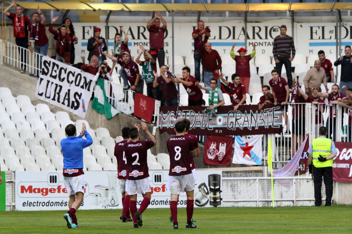 Los jugadores del Pontevedra agradecen su apoyo a los aficionados granates desplazados a Santander