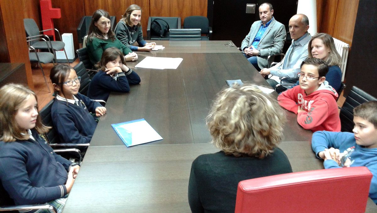 Reunión dos alumnos do Colexio de Barcelos con Carmen Fouces