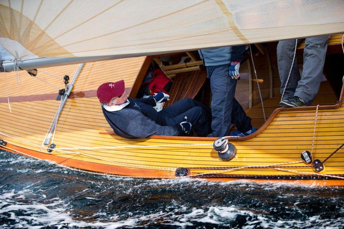 El Rey Don Juan Carlos navegando a bordo del nuevo Bribón en Sanxenxo