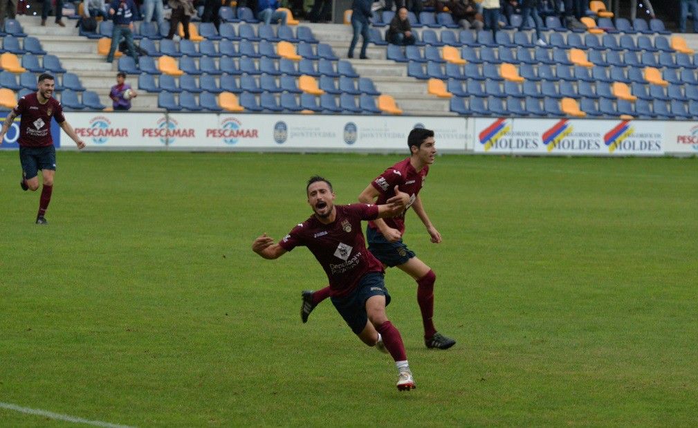 Mouriño celebra el gol de la victoria sobre el Atlético Astorga en Pasarón Mouriño celebra el gol de la victoria sobre el Atlético Astorga en Pasarón