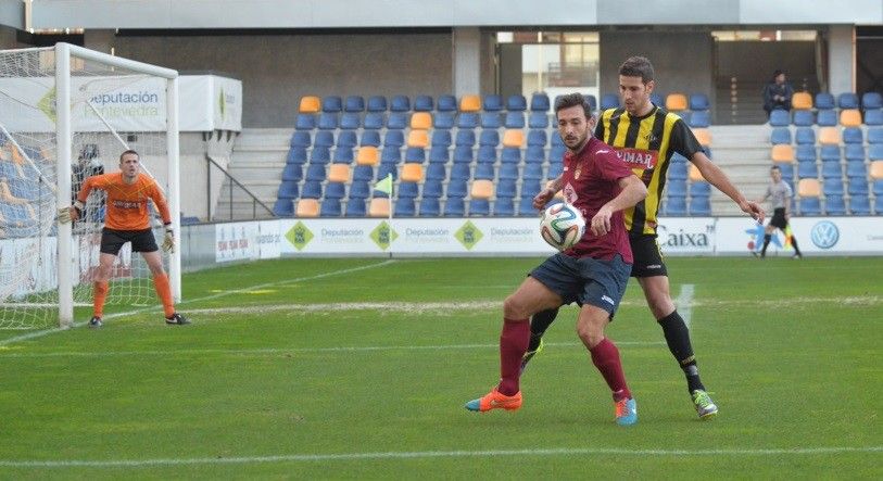 Javi Sánchez, ao fondo, nun momento do partido entre Pontevedra e Ribadumia en Pasarón