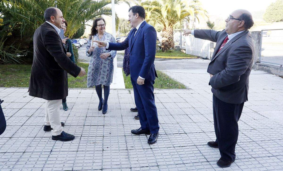 El conselleiro de Educación, Román Rodríguez, con el jefe territorial César Pérez Ares