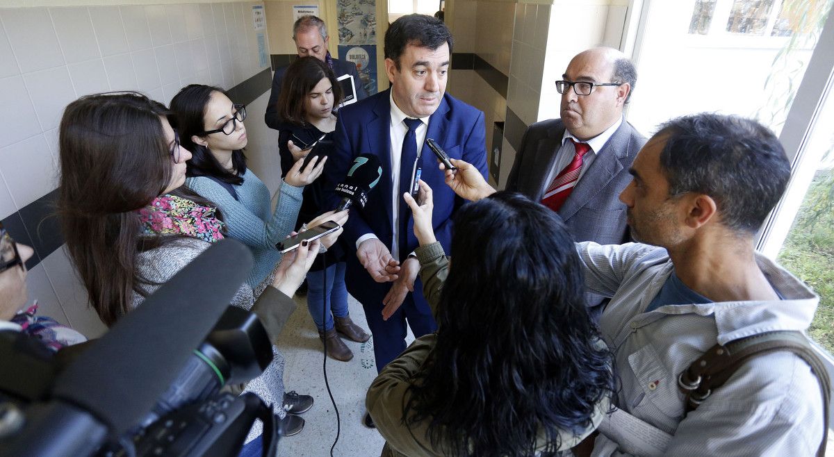 El conselleiro de Educación, Román Rodríguez, atendiendo a los medios de comunicación