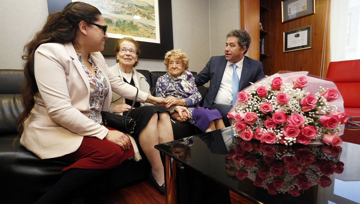 Aquilina Alonso visita el Concello por su 104 cumpleaños