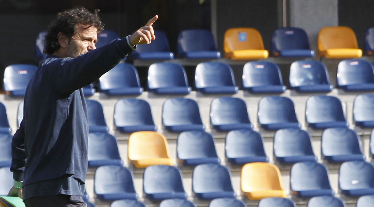 Luisito da instrucciones a sus jugadores en un entrenamiento del Pontevedra en Pasarón Luisito da instrucciones a sus jugadores en un entrenamiento del Pontevedra en Pasarón