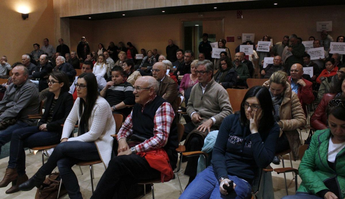 Asistentes al primer Pleno de Vilagarcía en el que se pidió el DNI al público