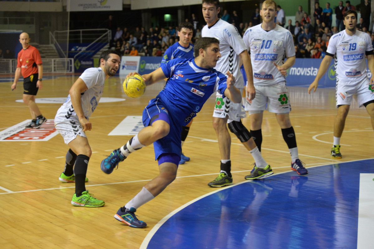 Iván Fernández en una penetración desde el extremo en el partido entre Teucro y Ademar León