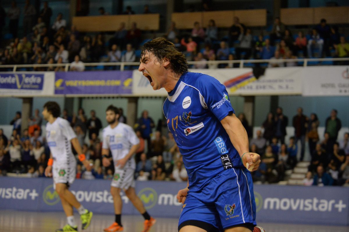 Carlos García celebra un gol durante el partido entre Teucro y Ademar León en el Municipal