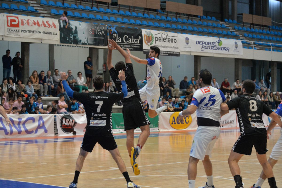 Álex Chan lanzando a portería no Cisne-Atlético Valladolid