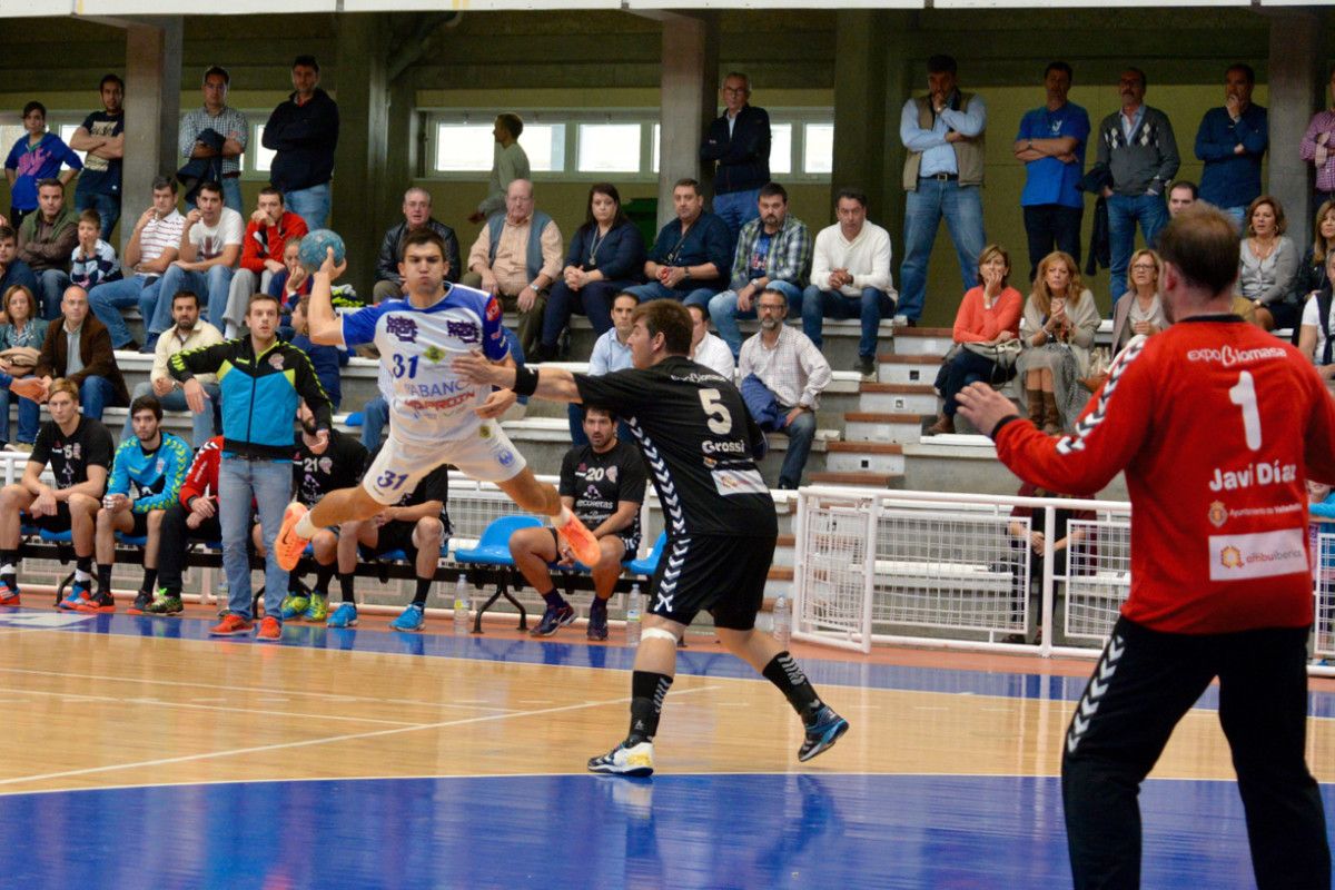 Guille Rial lanzando a portería ante Javi Díaz en el Cisne-Atlético Valladolid