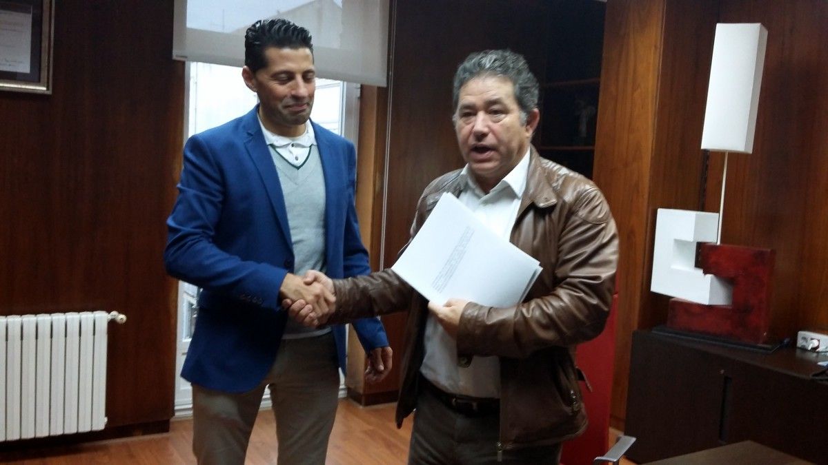 Miguel Anxo Fernández Lores e Andrés Díaz asinan o convenio para o subministro de auga no polígono da Reigosa