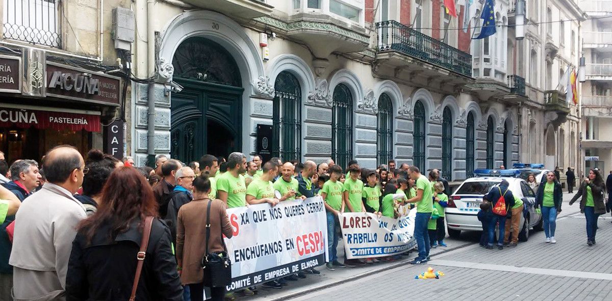 Os traballadores de Elnosa concentrados ante o Concello