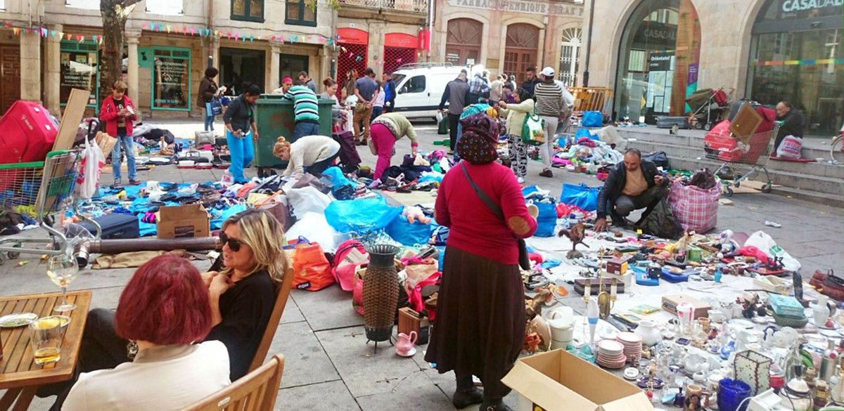 Mercadillo ambulante en la Plaza de A Verdura