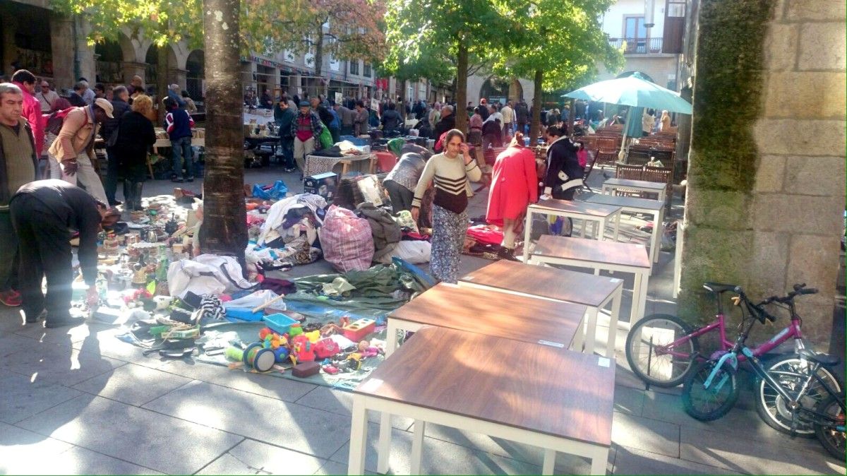 Momento en que los hosteleros del Pintxo Viño intentan instalar las mesas de la terraza ante los ambulantes