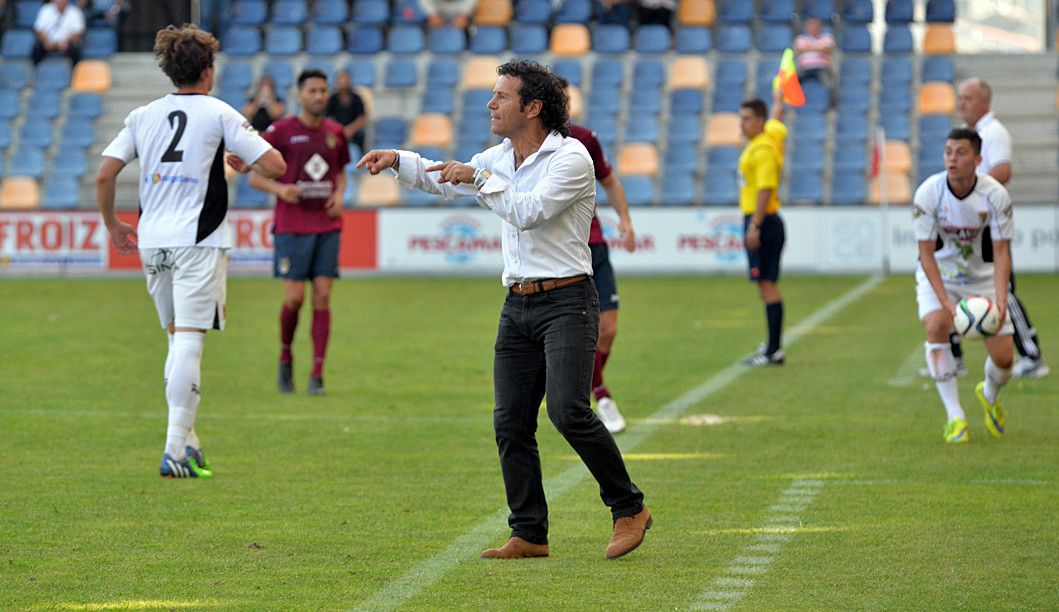 Luisito dando instrucciones a sus jugadores en el partido ante el Tudelano Luisito dando instrucciones a sus jugadores en el partido ante el Tudelano